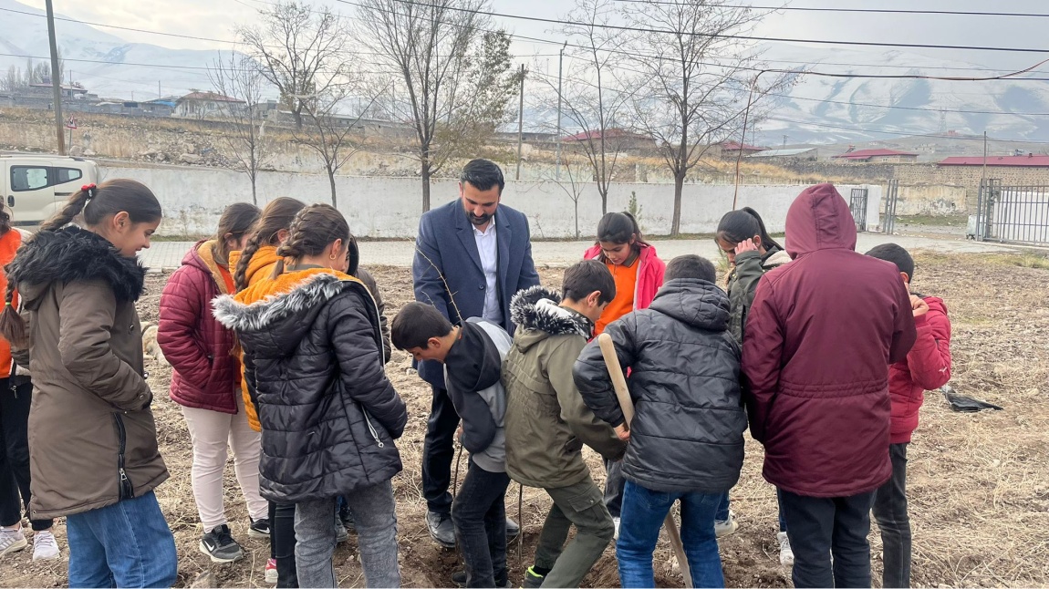 SÜRDÜRÜLEBİLİR IĞDIR PROJESİ KAPSAMINDA OKULUMUZDA AĞAÇ DİKME ETKİNLİĞİ YAPILDI